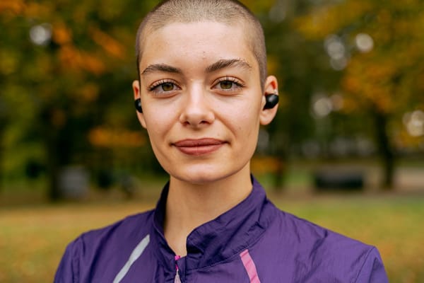 Bezdrátová sluchátka do sportu 2026: která vydrží pot, déšť i váš běh