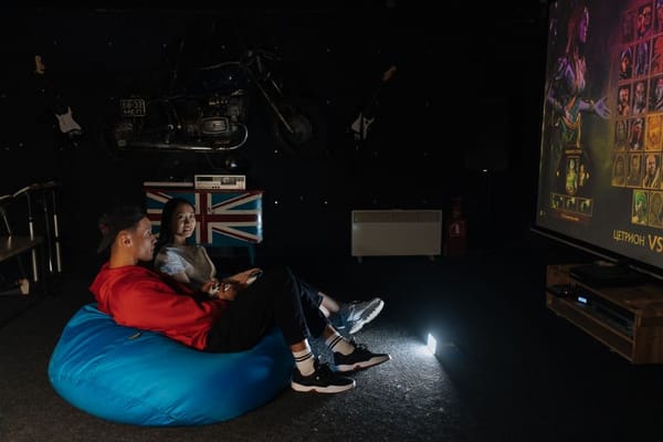 Projektor místo televize: kdy to dává smysl