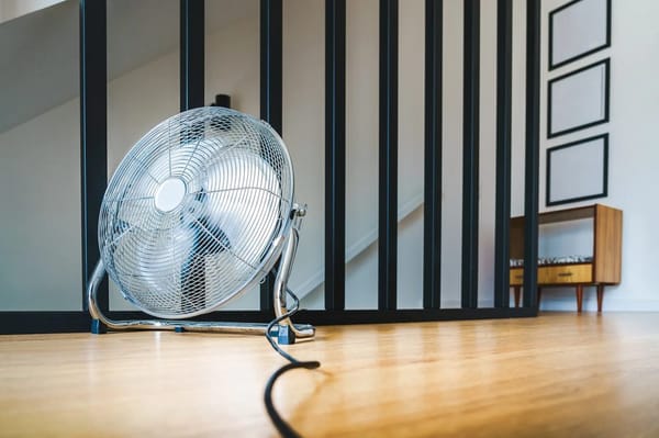 Ventilátory a mobilní klimatizace 2026: co byt opravdu ochladí a co je jen marketing