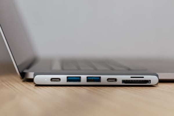 USB-C hub a dokovací stanice pro studenty 2026: jak připojit notebook ke všemu ve škole i doma